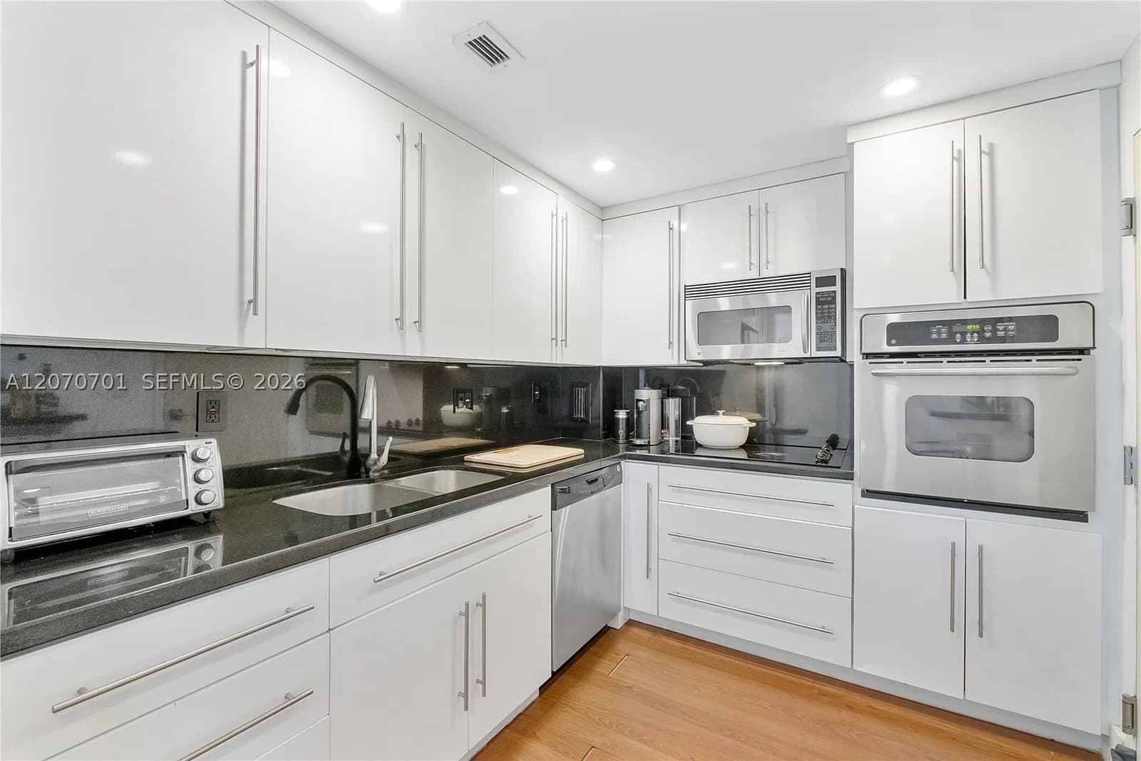 1-bedroom Condo — 90 Edgewater Dr #917, Coral Gables, FL 33133
