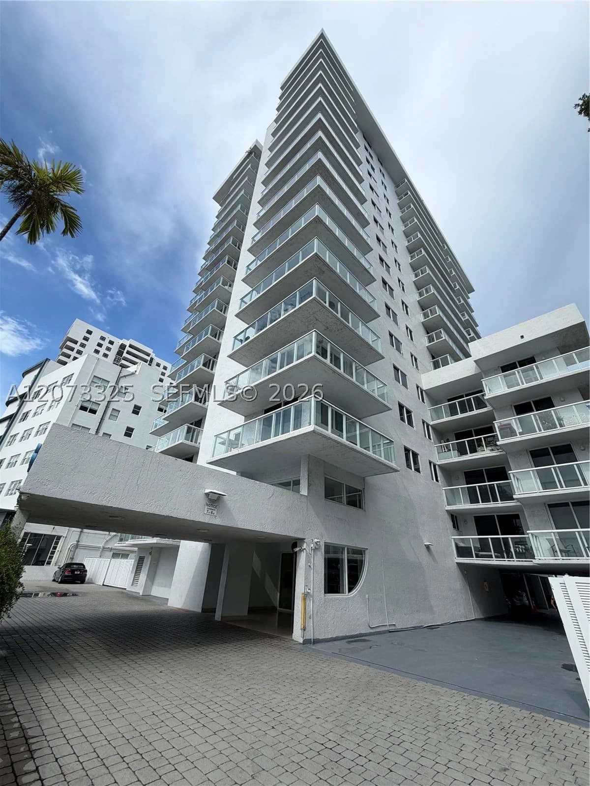 1-bedroom Condo — 2457 Collins Ave #1405, Miami Beach, FL 33140