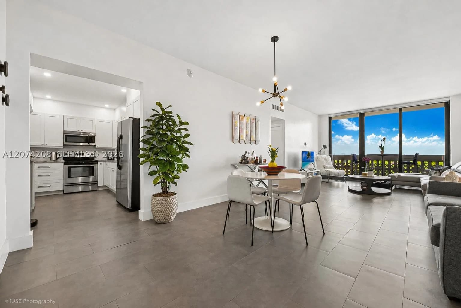 1-bedroom Condo — 90 Edgewater Dr #PH11, Coral Gables, FL 33133