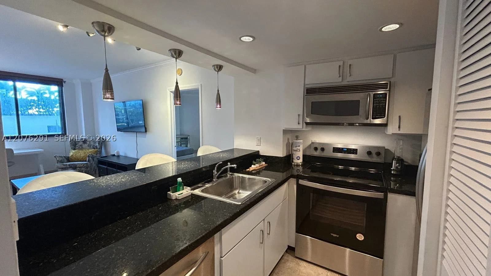 1-bedroom Condo — 540 Brickell Key Dr #512, Miami, FL 33131