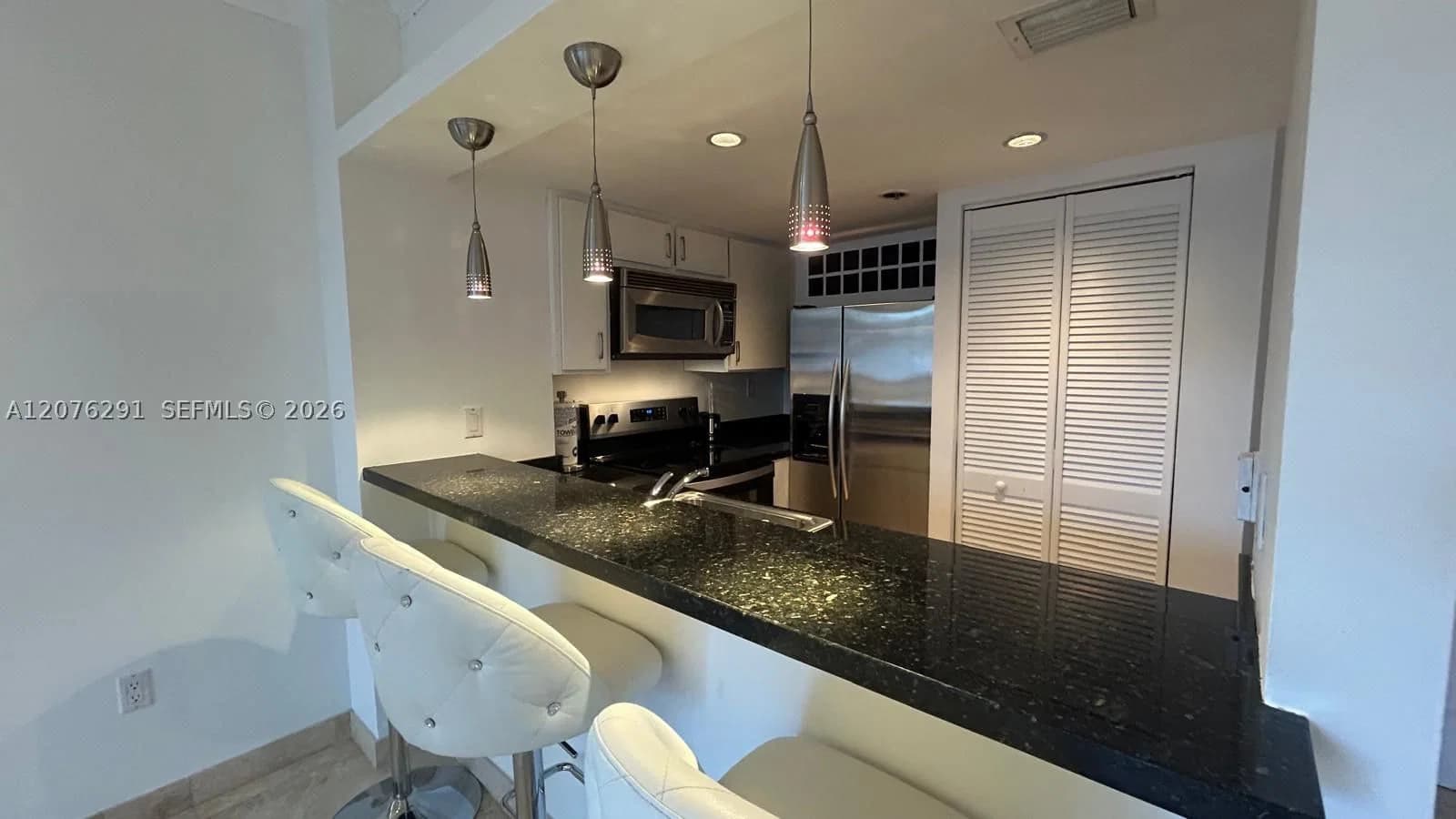 1-bedroom Condo — 540 Brickell Key Dr #512, Miami, FL 33131