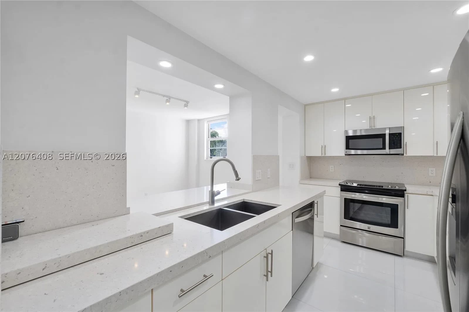 2-bedroom Condo — 90 Edgewater Dr #104, Coral Gables, FL 33133