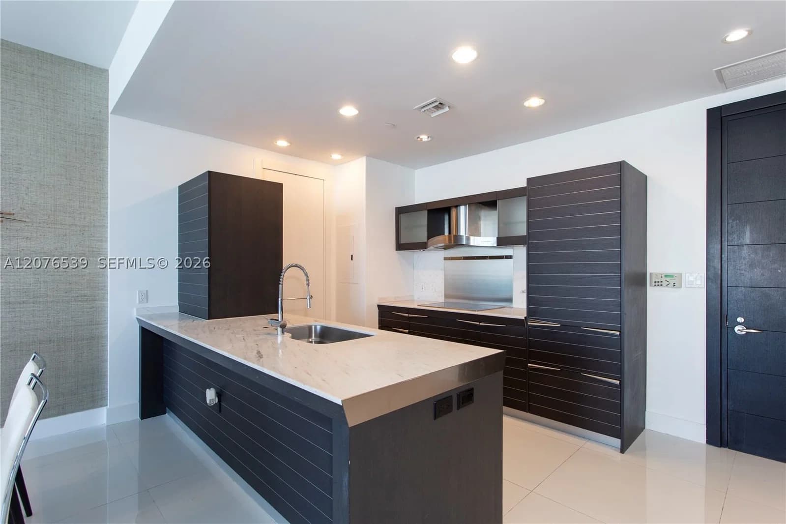2-bedroom Condo — 200 BISCAYNE BLVD WY #4512, Miami, FL 33131
