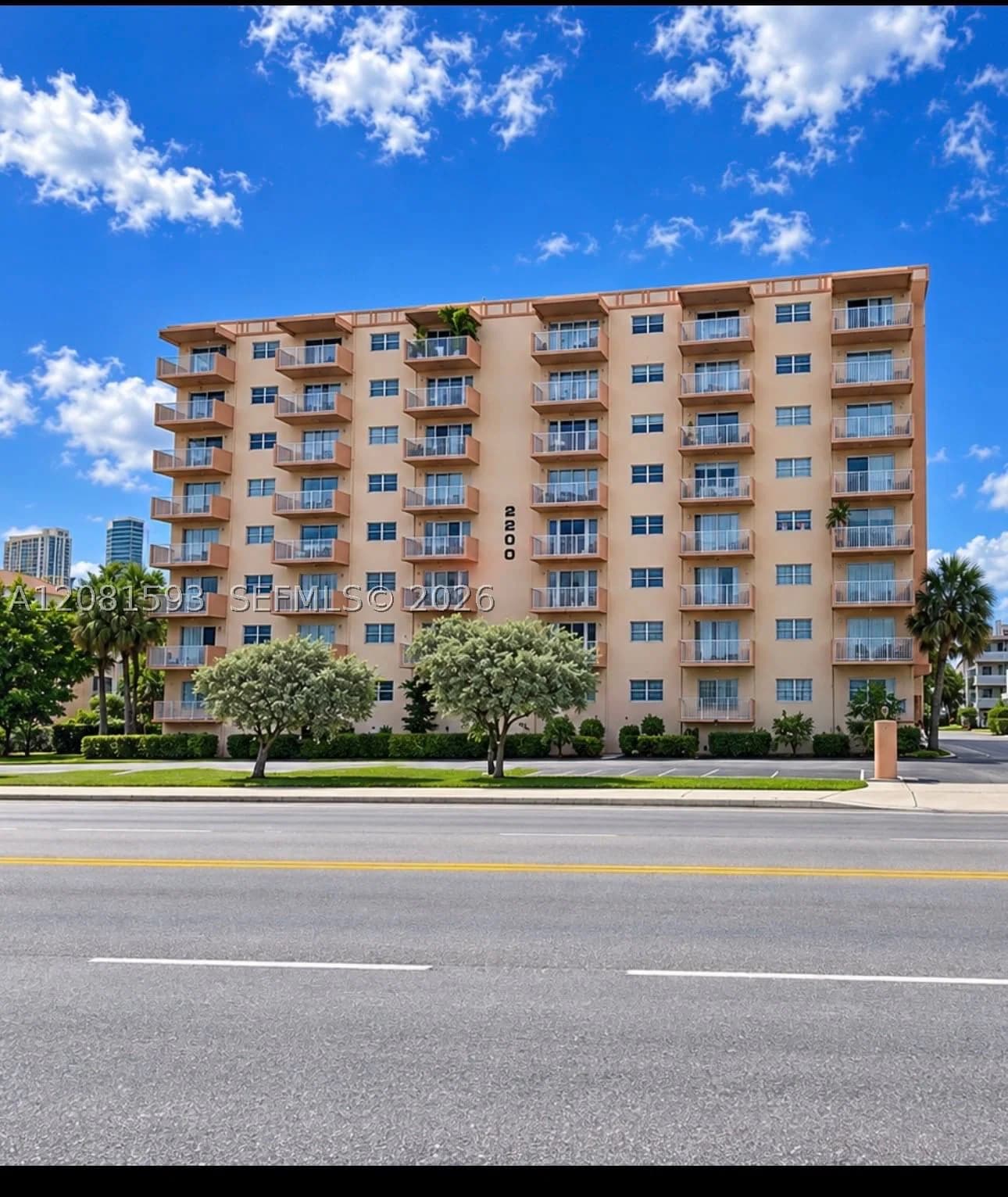 1+1 Kooperatif — 2200 Hallandale Beach Blvd #610, Hallandale Beach, FL 33009