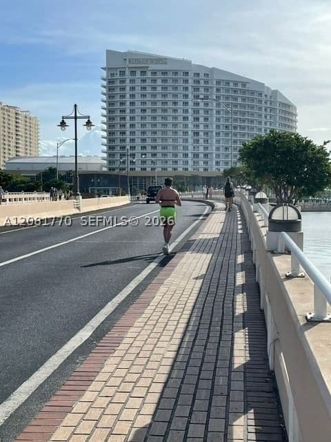 1-bedroom Condo — 540 Brickell Key Dr #726, Miami, FL 33131