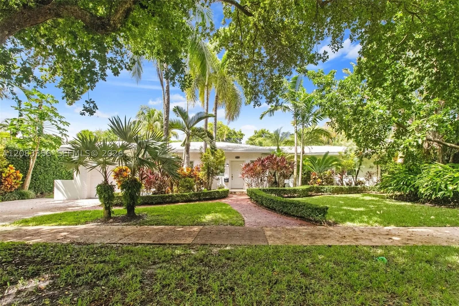 4+1 Müstakil ev — 615 Santurce Ave, Coral Gables, FL 33143
