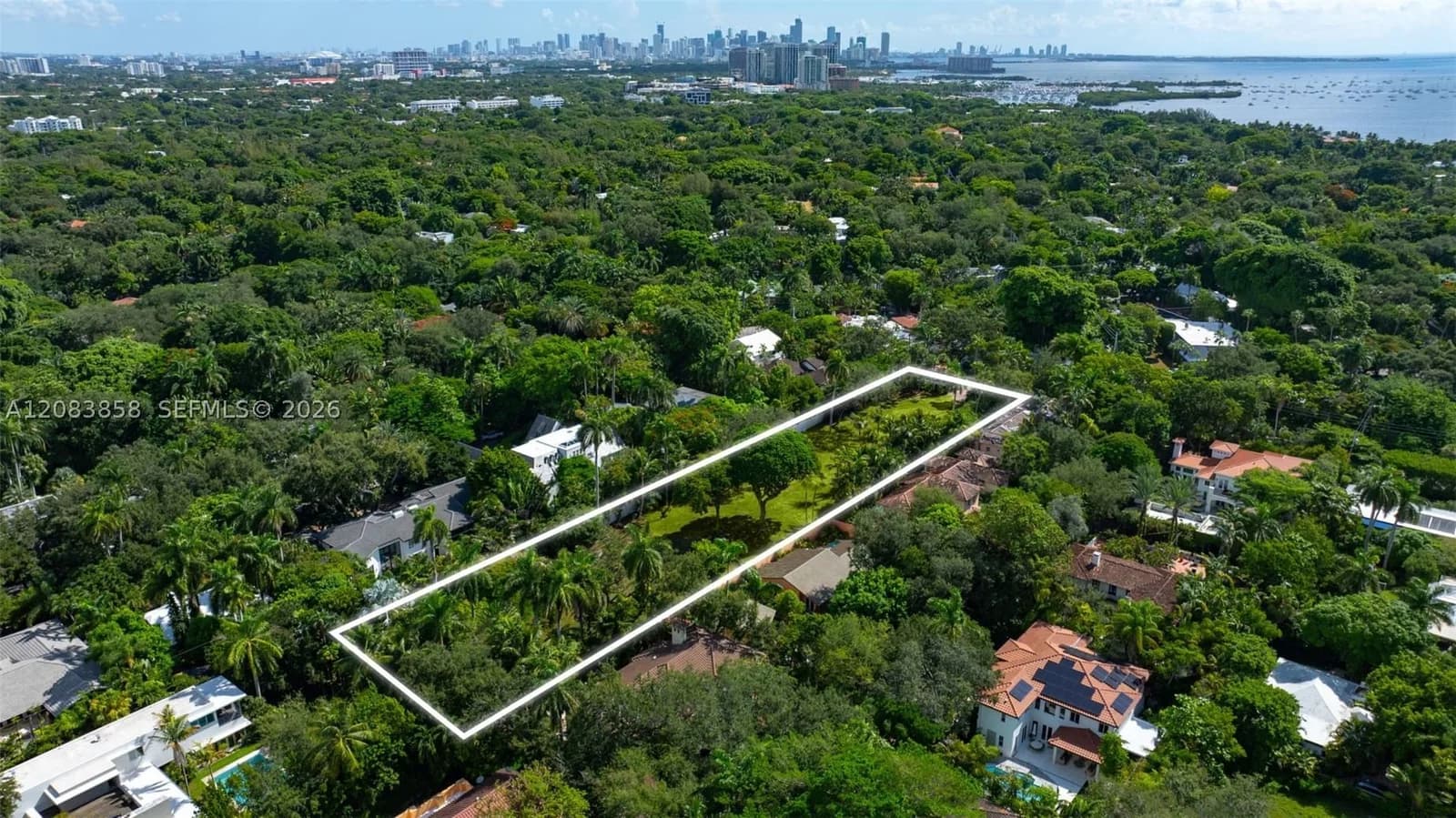 Mülk — 3940 Douglas Rd, Miami, FL 33133