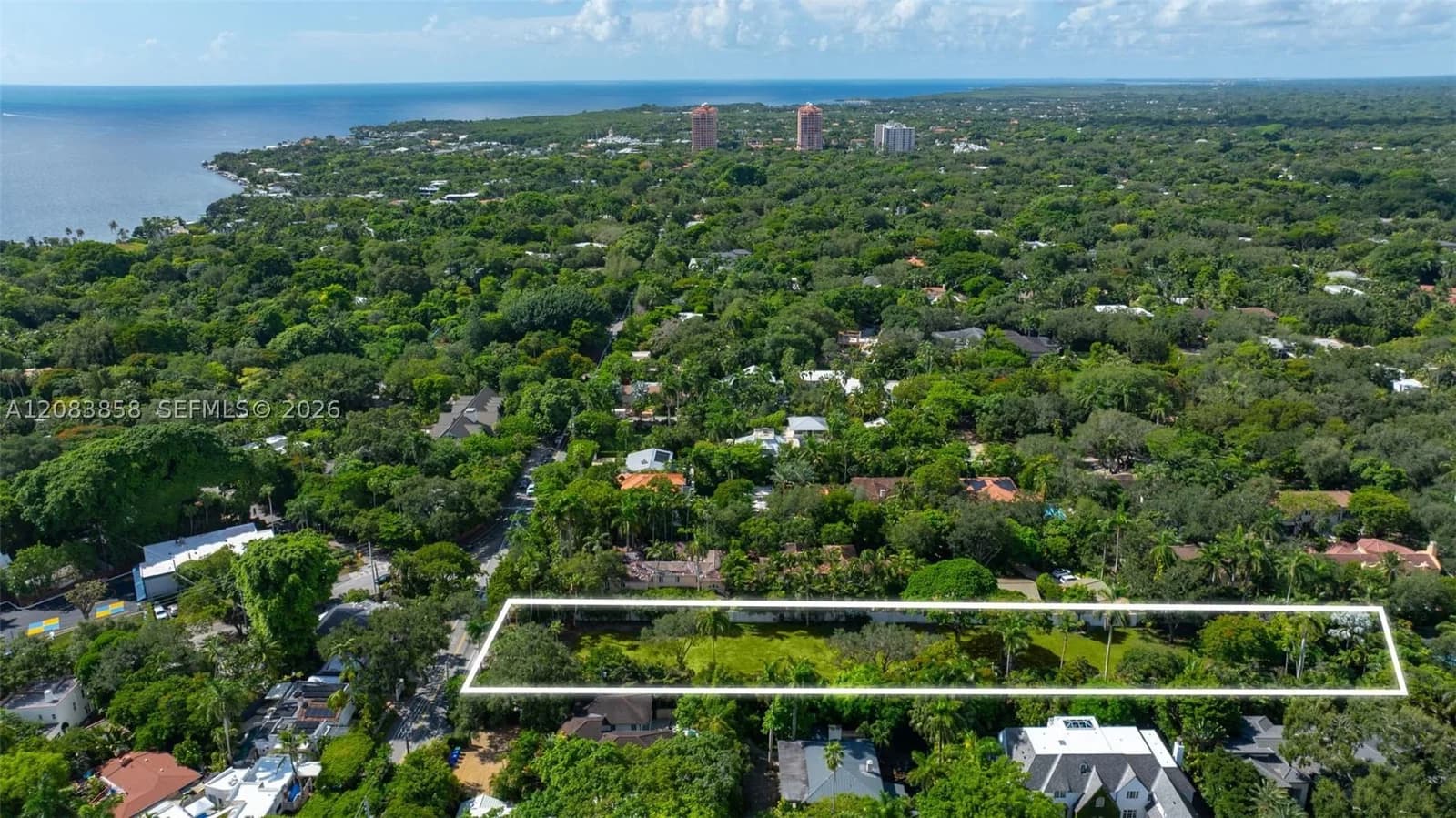 Mülk — 3940 Douglas Rd, Miami, FL 33133