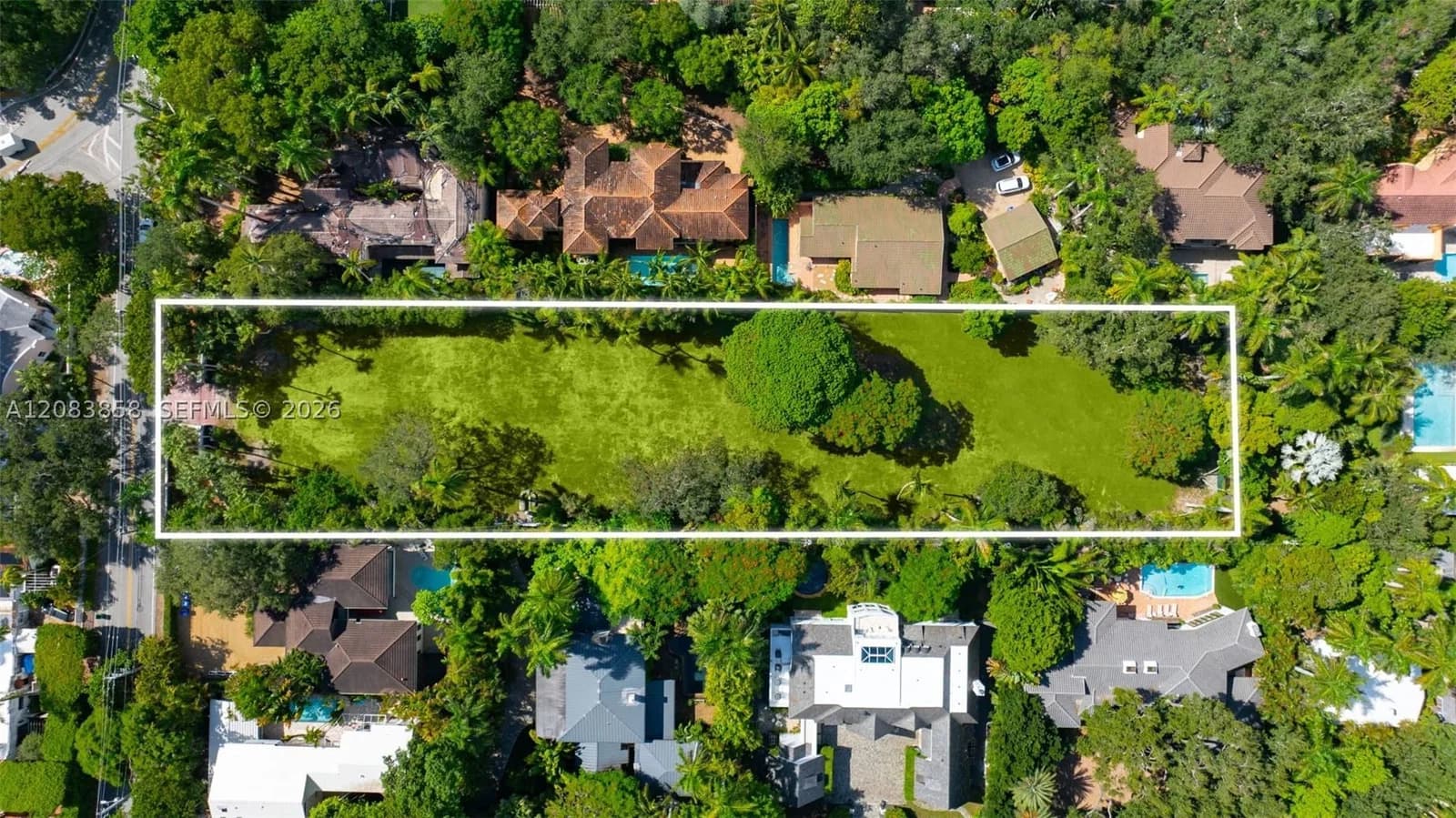 Mülk — 3940 Douglas Rd, Miami, FL 33133