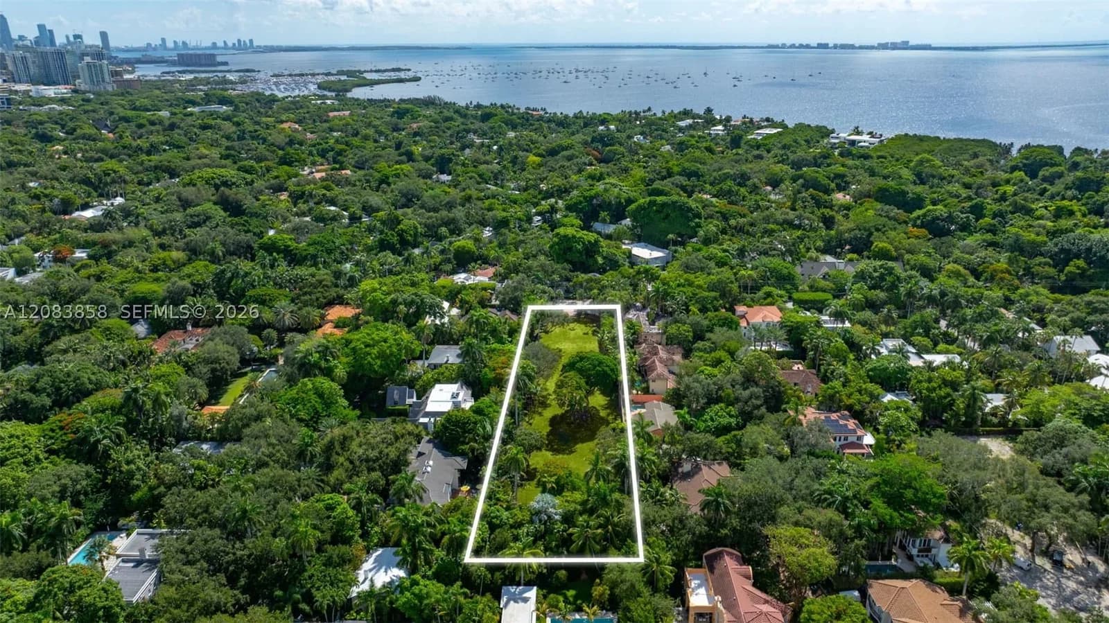 Mülk — 3940 Douglas Rd, Miami, FL 33133
