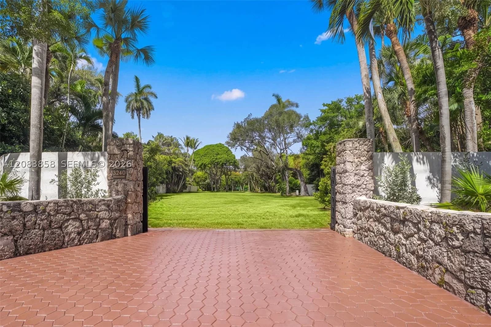 Mülk — 3940 Douglas Rd, Miami, FL 33133