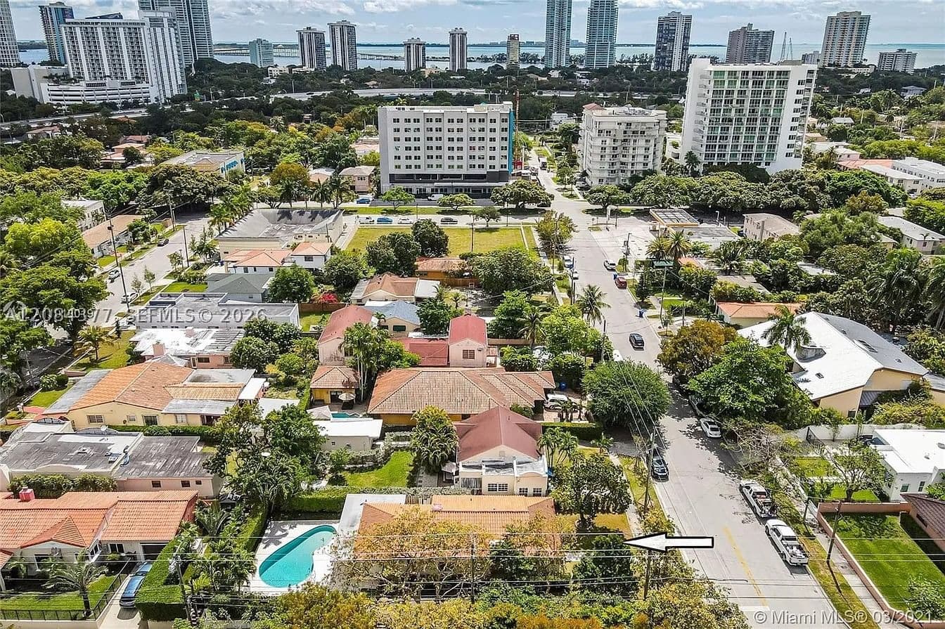 3+1 Müstakil ev — 375 20th Rd #1, Miami, FL 33129