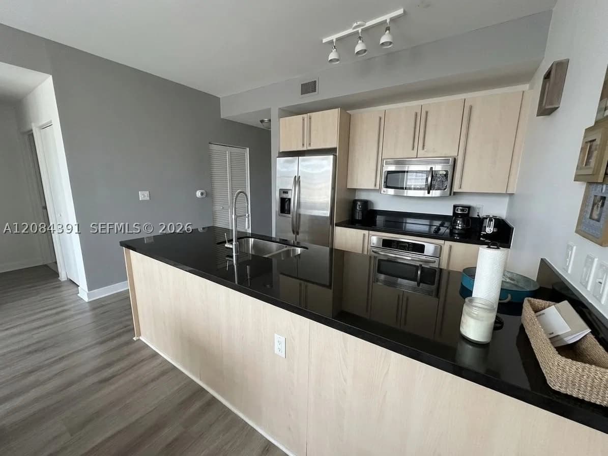 2-bedroom Condo — 79 12th St #2410-S, Miami, FL 33130
