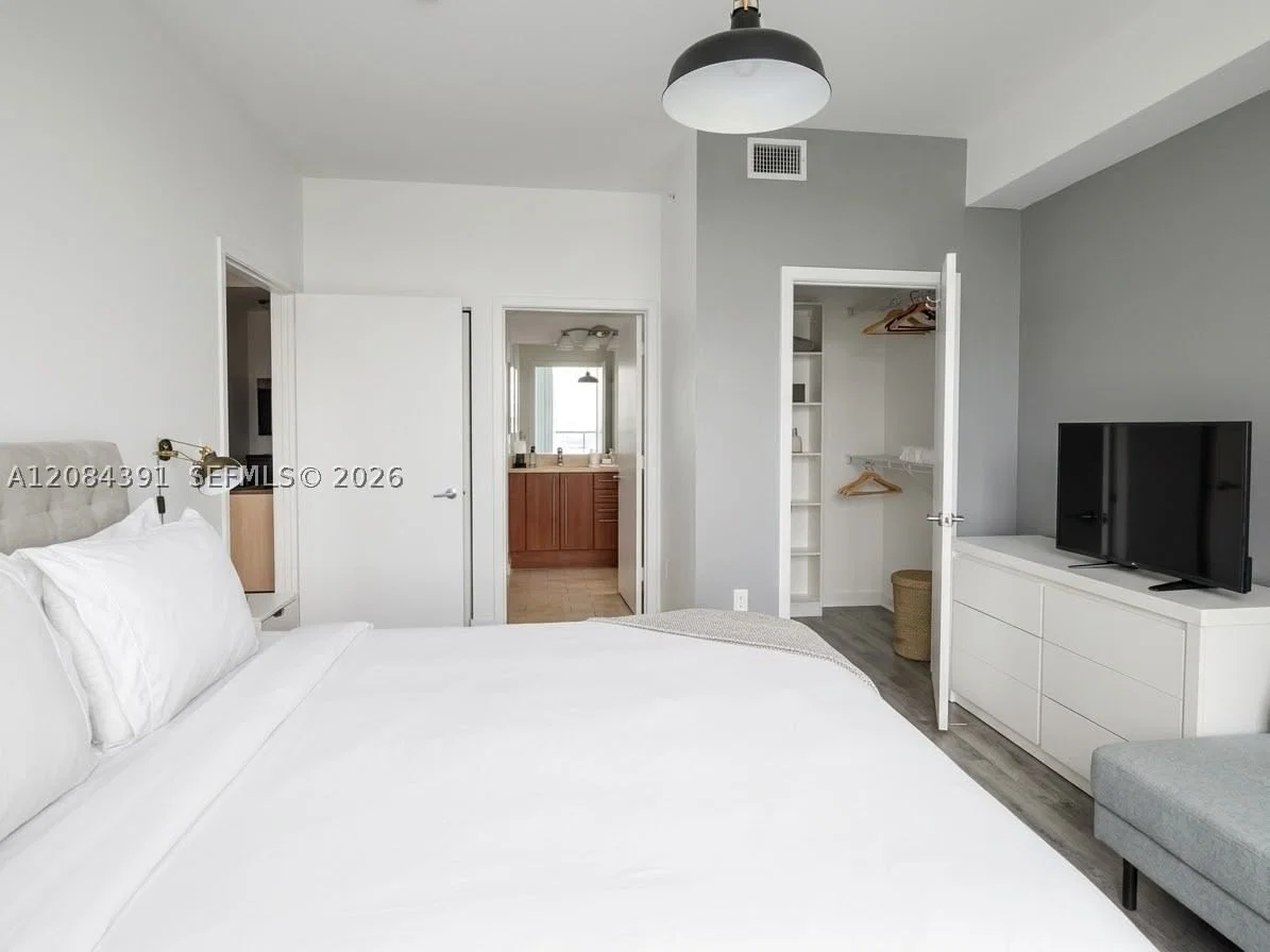 2-bedroom Condo — 79 12th St #2410-S, Miami, FL 33130