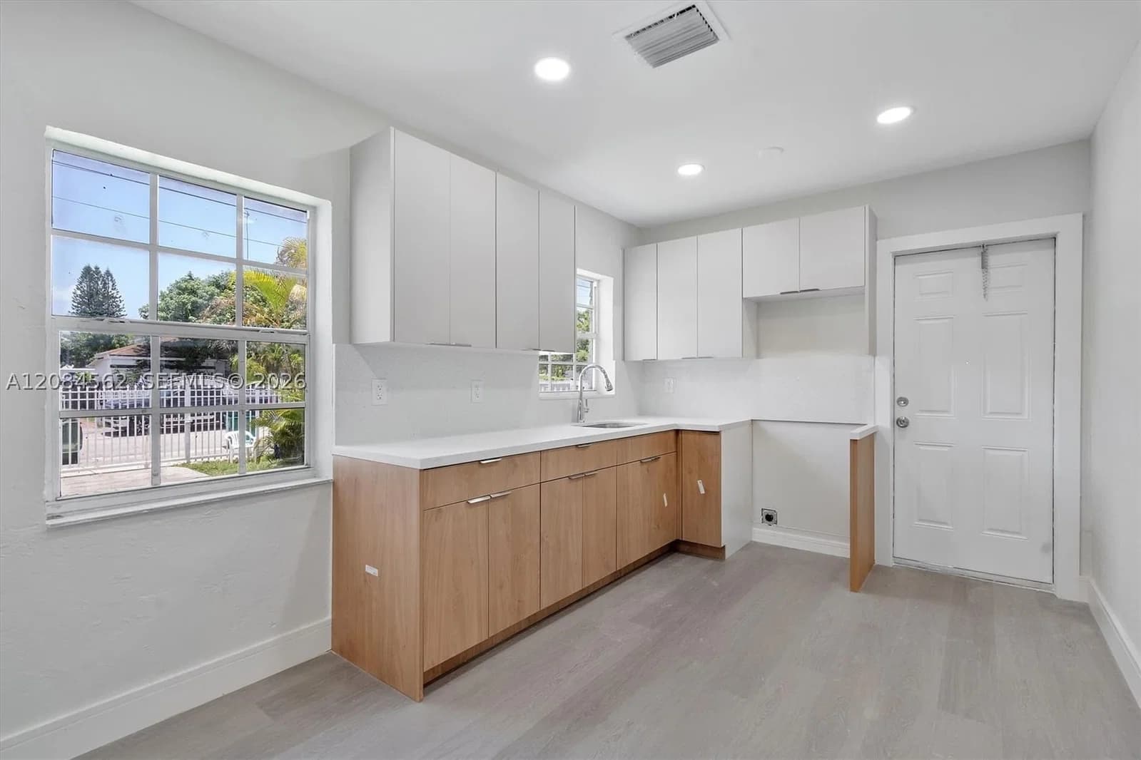2+1 Müstakil ev — 1530 55th St, Miami, FL 33142