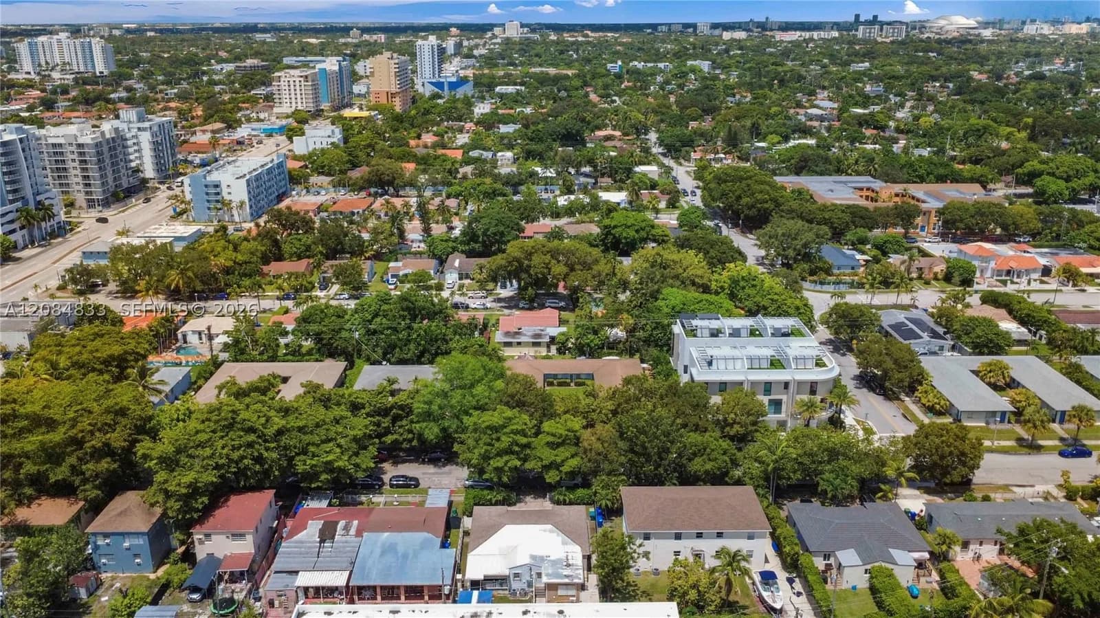 5+1 Müstakil ev — 2532 27TH ST, Miami, FL 33133