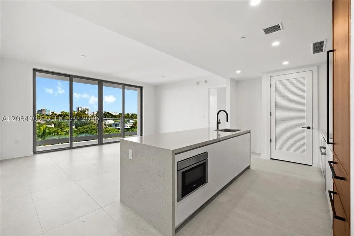 2+1 Condo — 2200 Brickell Avenue #422, Miami, FL 33129