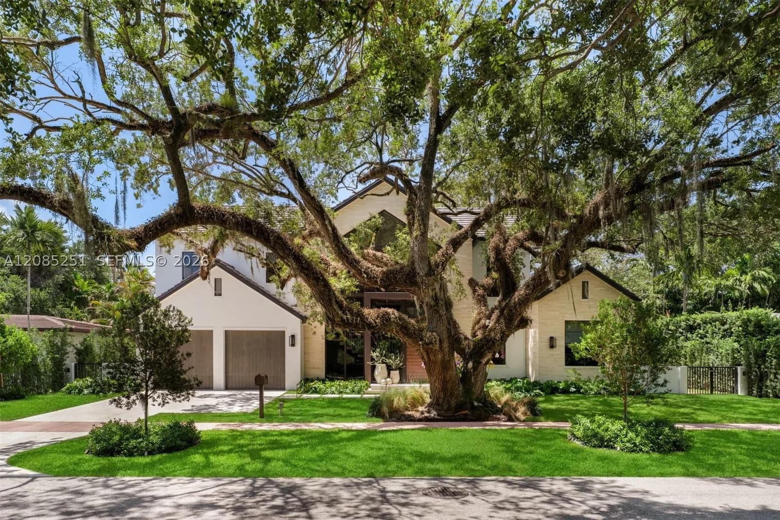4+1 Müstakil ev — 418 Castania Ave, Coral Gables, FL 33146