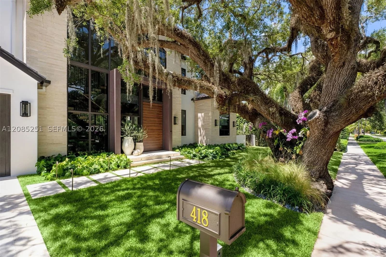 4+1 Müstakil ev — 418 Castania Ave, Coral Gables, FL 33146