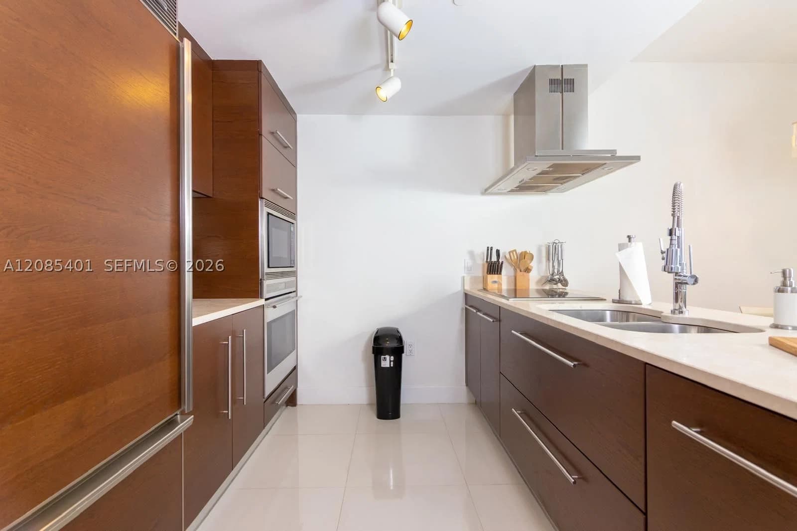 1+1 Condo — 485 Brickell Ave #2006, Miami, FL 33131