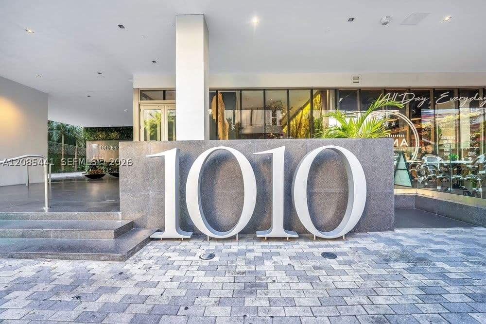 Condo — 1010 Brickell Ave #1810, Miami, FL 33131