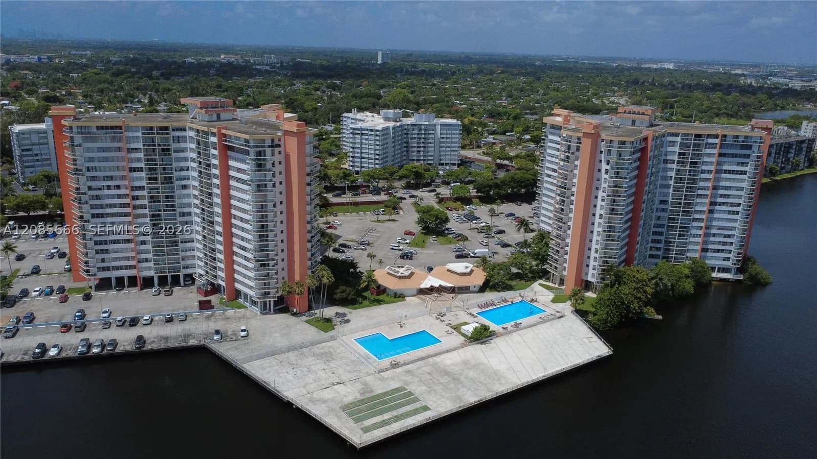 1-bedroom Condo — 1351 Miami Gardens Dr #422E, Miami, FL 33179