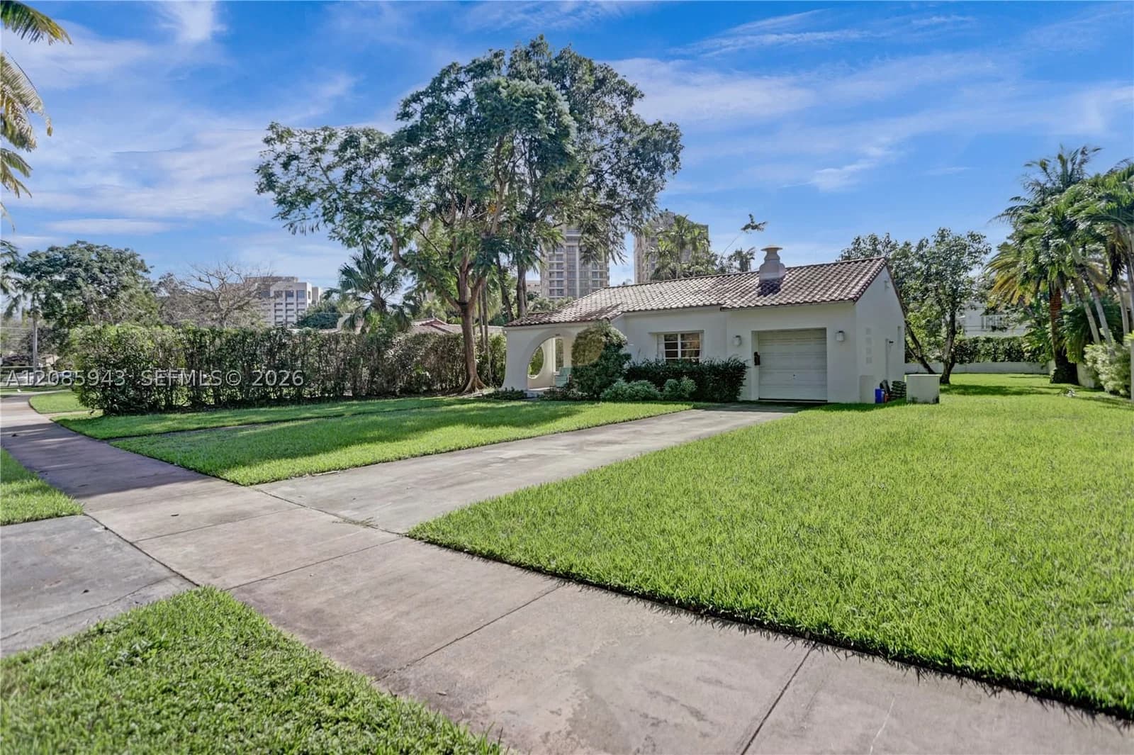 2+1 Müstakil ev — 2214 Segovia Cir, Coral Gables, FL 33134