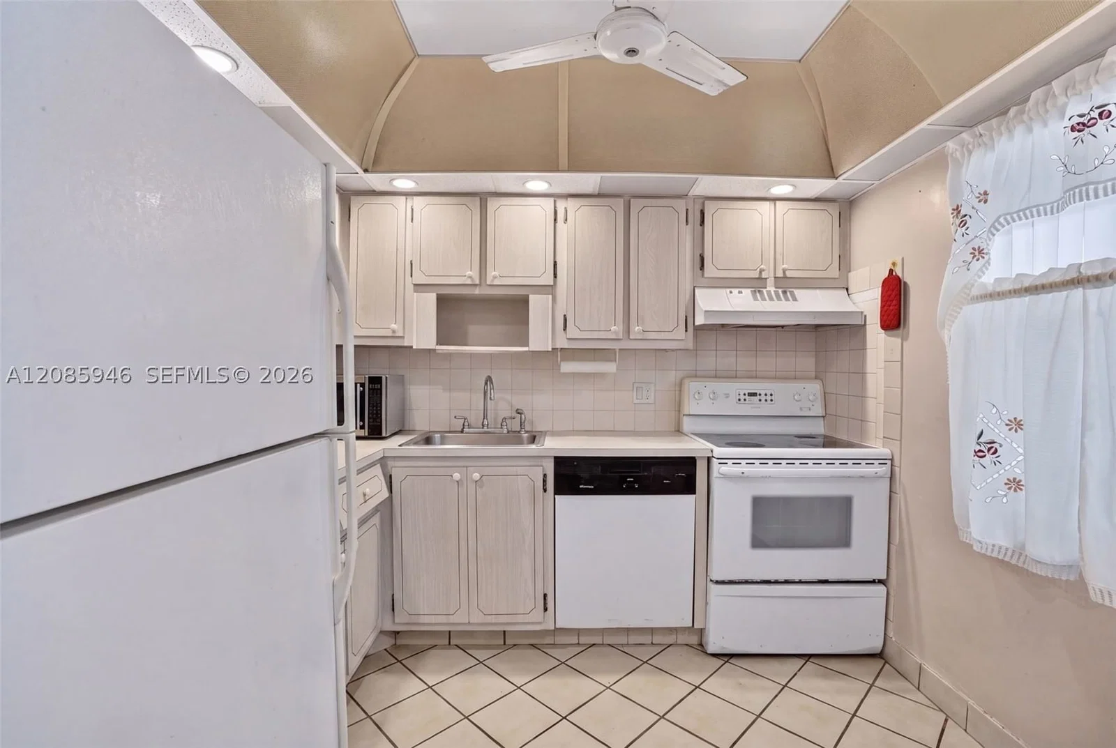 2+1 Condo — 7807 Golf Cir Dr #104, Margate, FL 33063