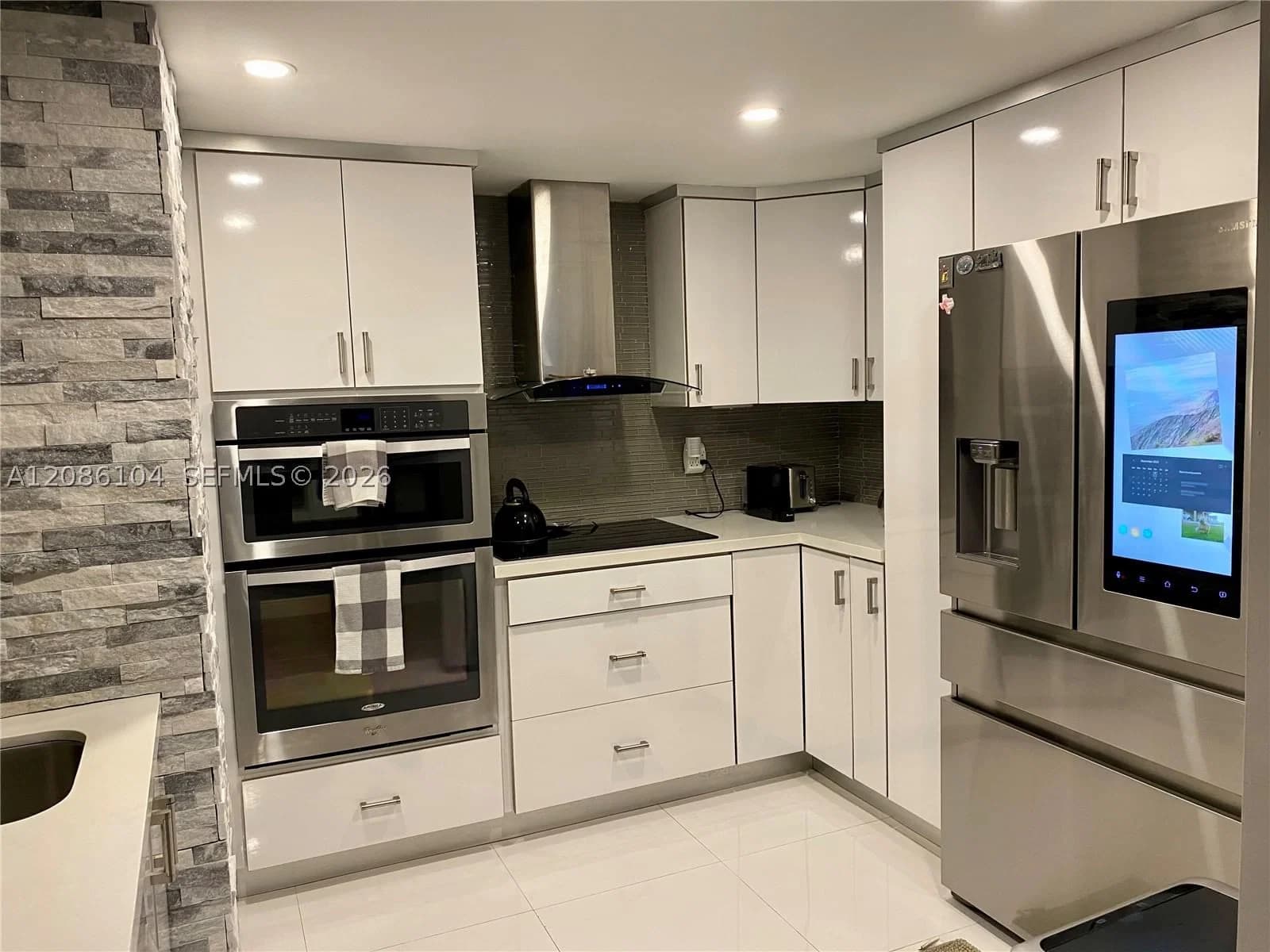 1+1 Condo — 555 15th St #12J, Miami, FL 33132