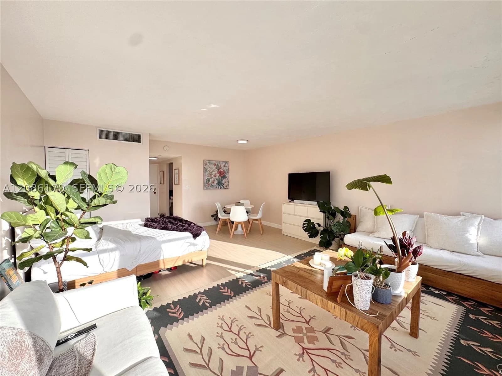 Condo — 2899 Collins Ave #550, Miami Beach, FL 33140
