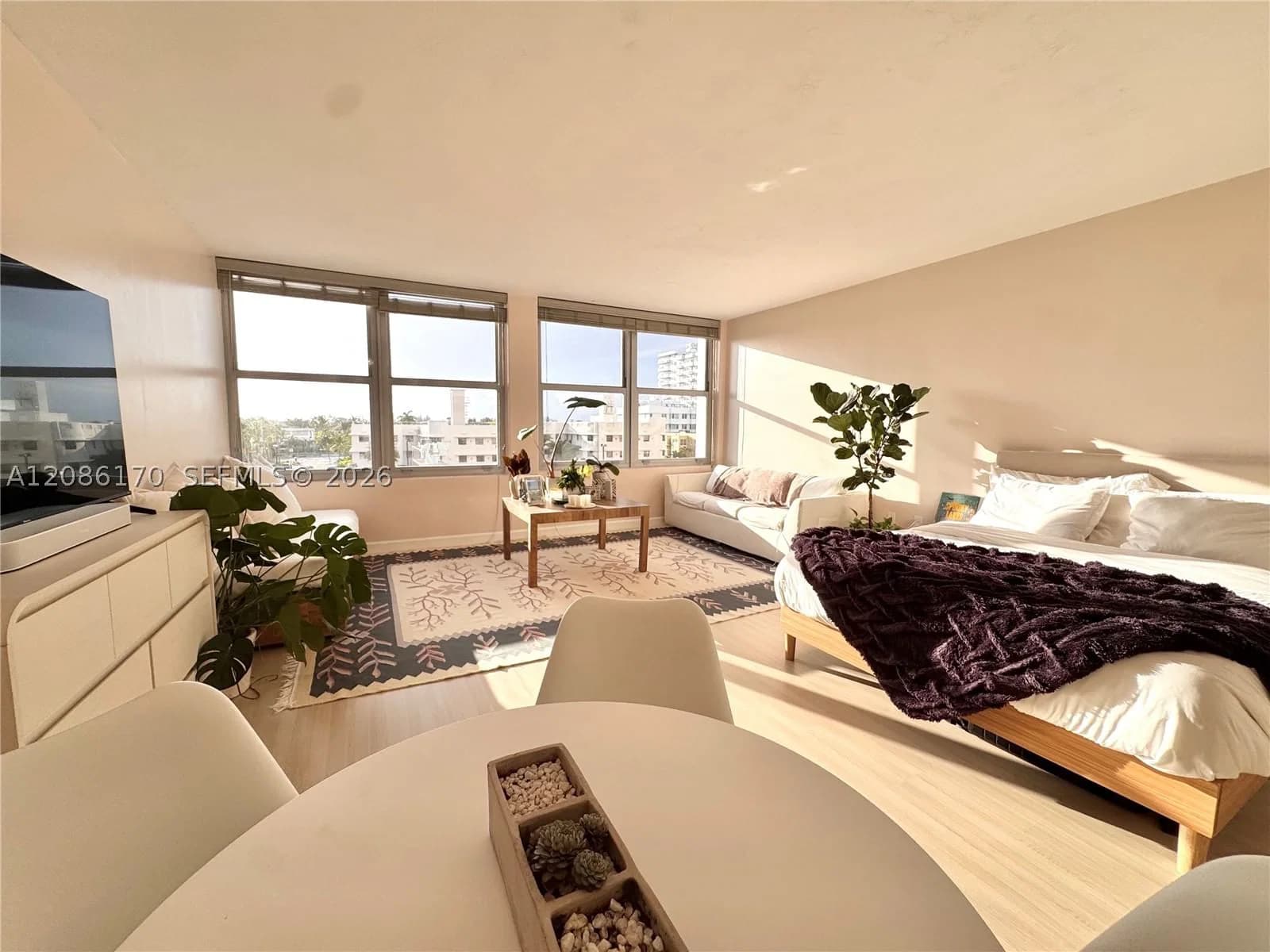 Condo — 2899 Collins Ave #550, Miami Beach, FL 33140
