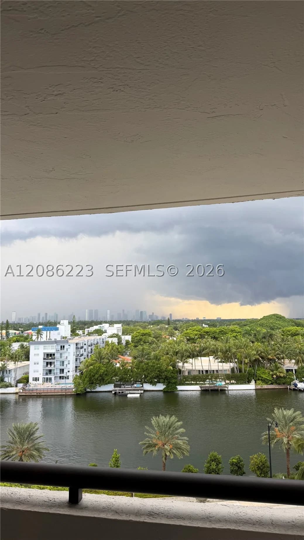1-bedroom Condo — 2555 Collins Ave #910, Miami Beach, FL 33140