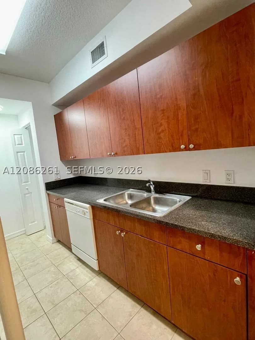 1+1 Daire — 115 11th St #704, Miami, FL 33130