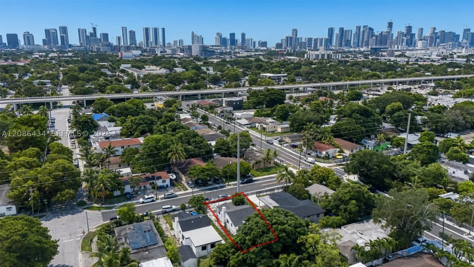 3+1 Müstakil ev — 3036 13th Ave, Miami, FL 33142