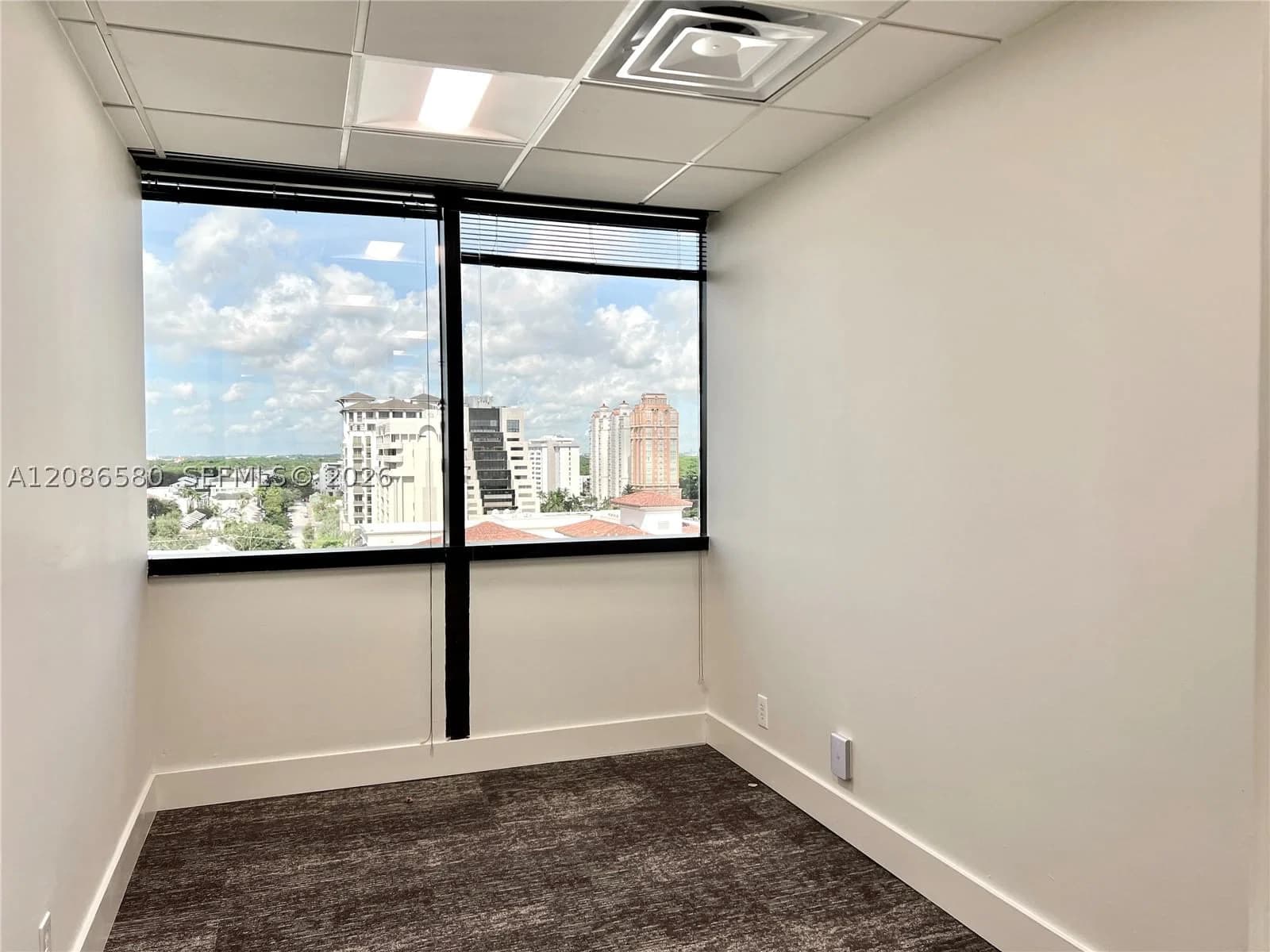 Mülk — 2655 Le Jeune Rd, Coral Gables, FL 33134