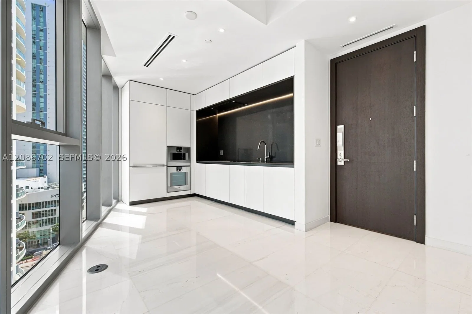 1+1 Condo — 300 Biscayne Blvd Way #1106, Miami, FL 33131