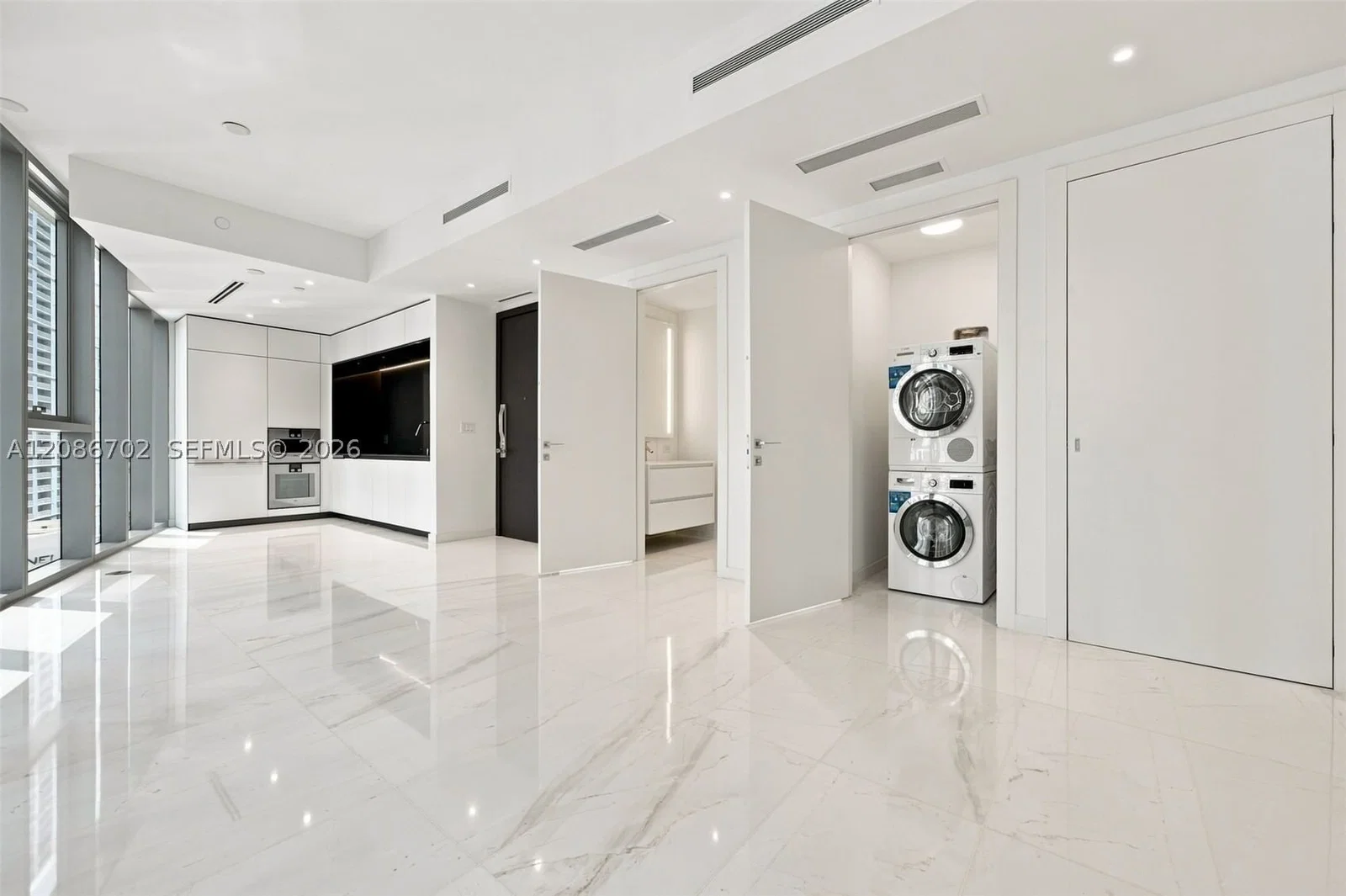 1+1 Condo — 300 Biscayne Blvd Way #1106, Miami, FL 33131