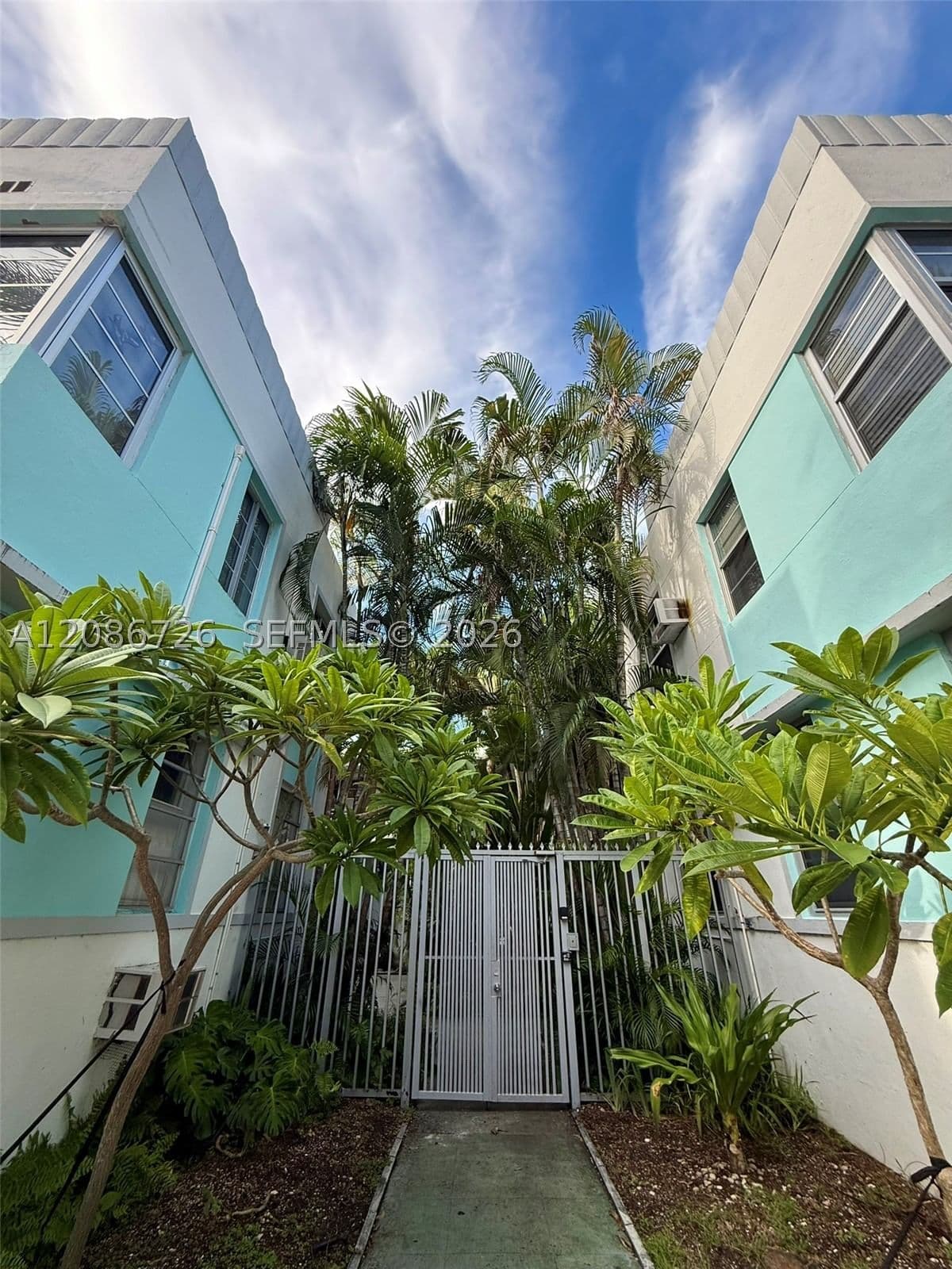 Kooperatif — 135 3rd St #17, Miami Beach, FL 33139