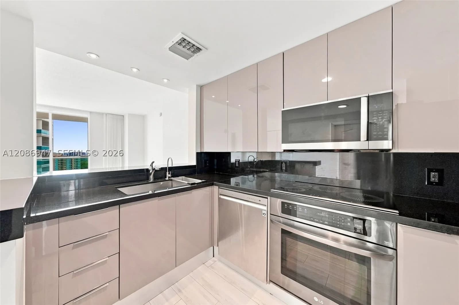 2+1 Condo — 2101 Brickell Ave #3107, Miami, FL 33129