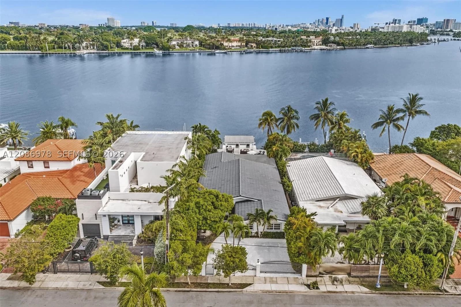 4+1 Müstakil ev — 1405 Stillwater Dr, Miami Beach, FL 33141