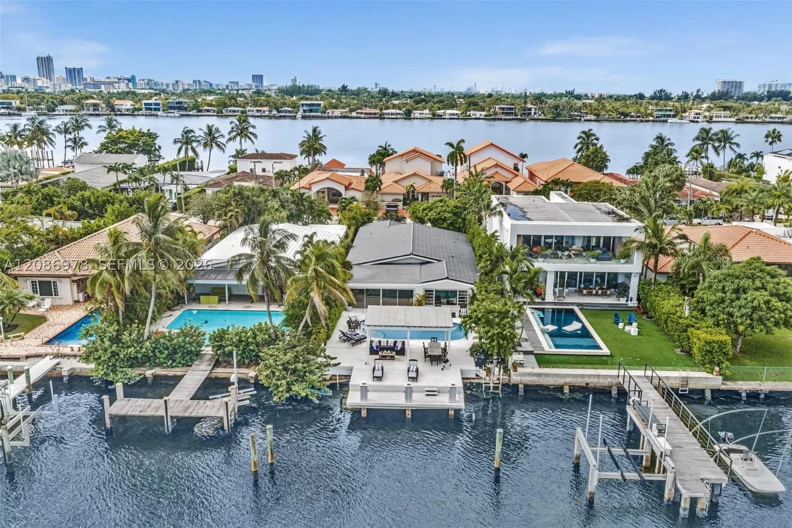4+1 Müstakil ev — 1405 Stillwater Dr, Miami Beach, FL 33141