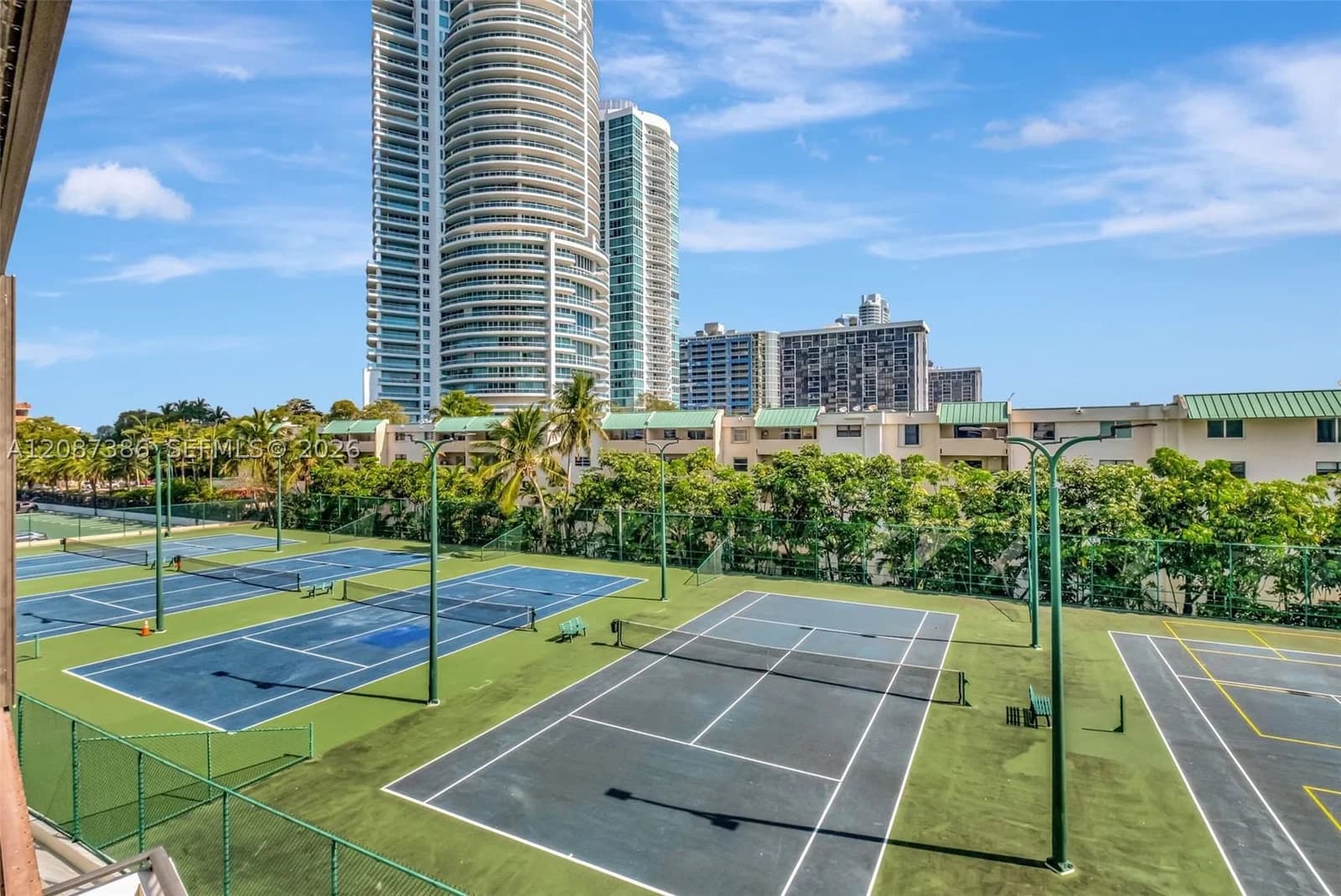 1-bedroom Condo — 2333 Brickell Ave #2814, Miami, FL 33129