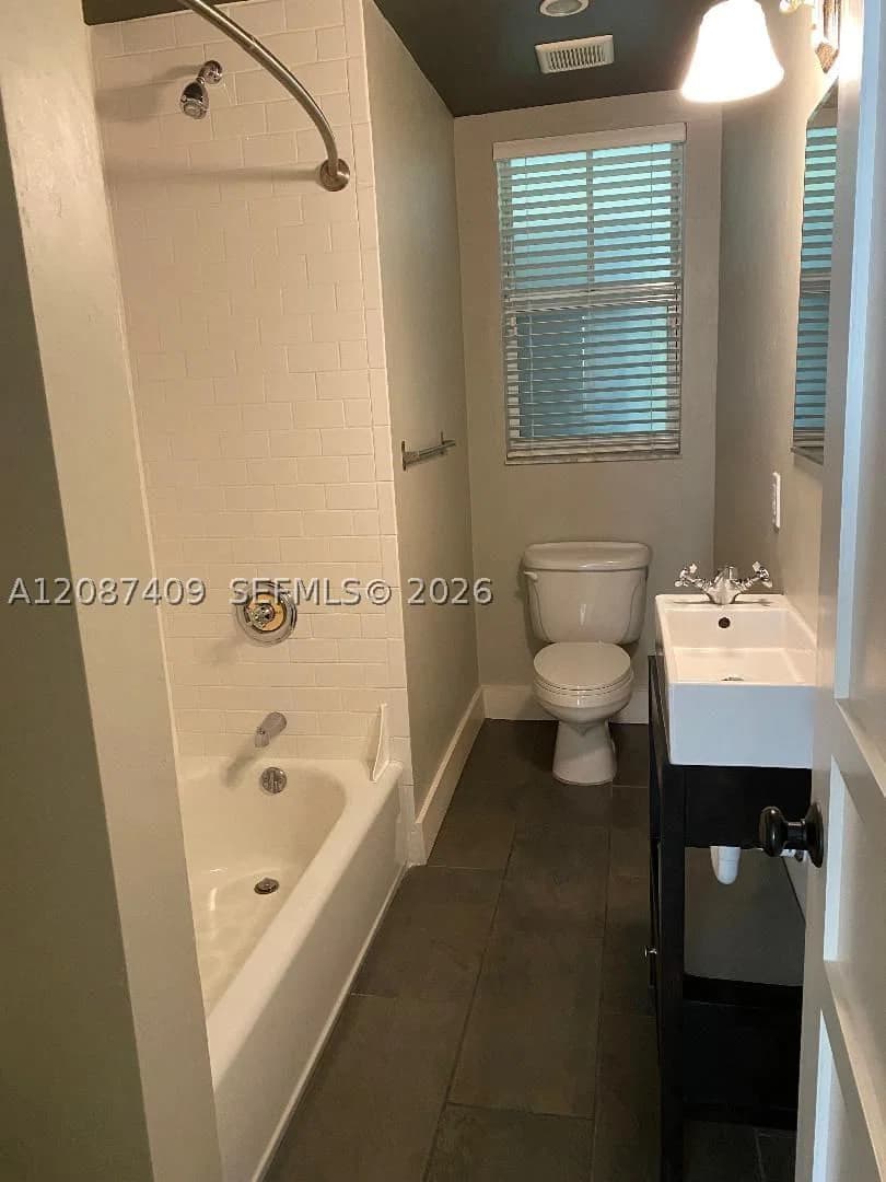 1-bedroom Apartment — 119 Cibao Ct #3, Coral Gables, FL 33134