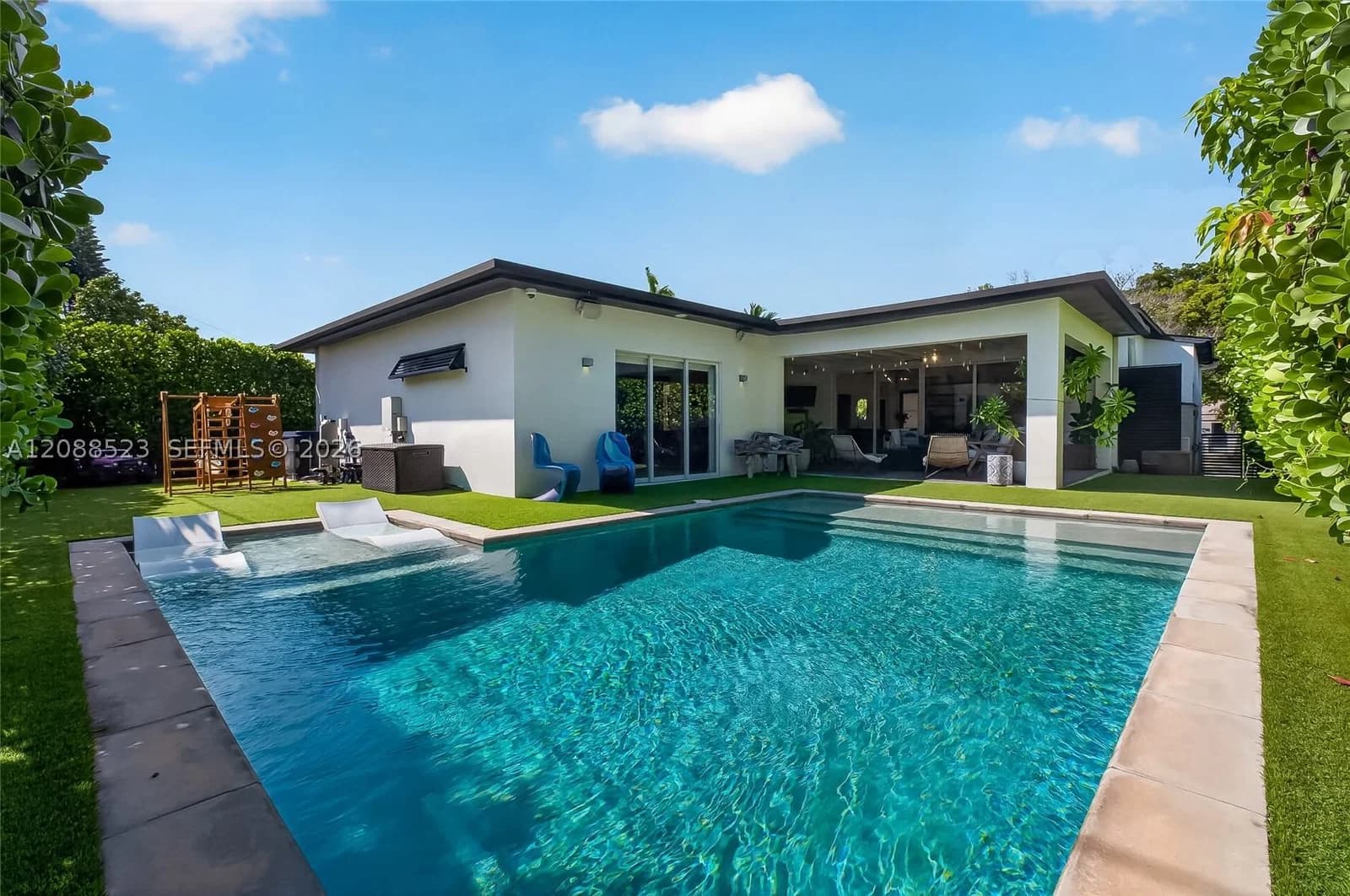 4+1 Müstakil ev — 2342 25th Ter, Miami, FL 33133