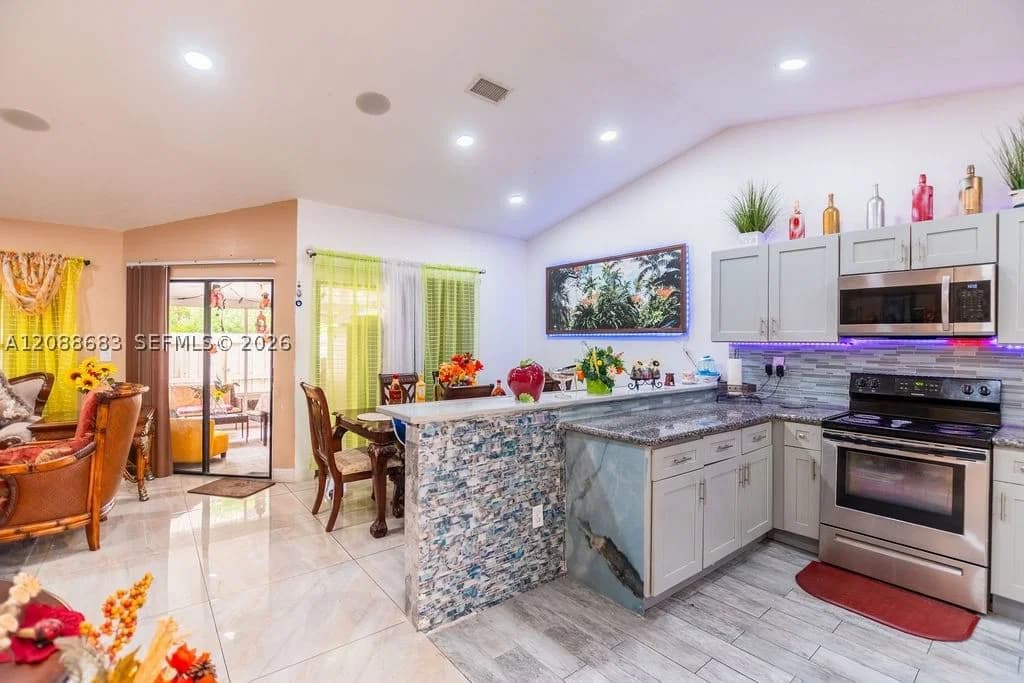 3-bedroom Townhouse — 1111 San Remo Cir, Homestead, FL 33035