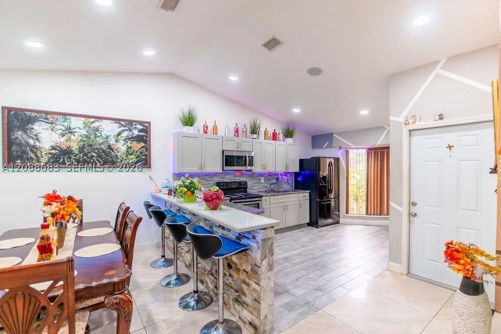 3-bedroom Townhouse — 1111 San Remo Cir, Homestead, FL 33035