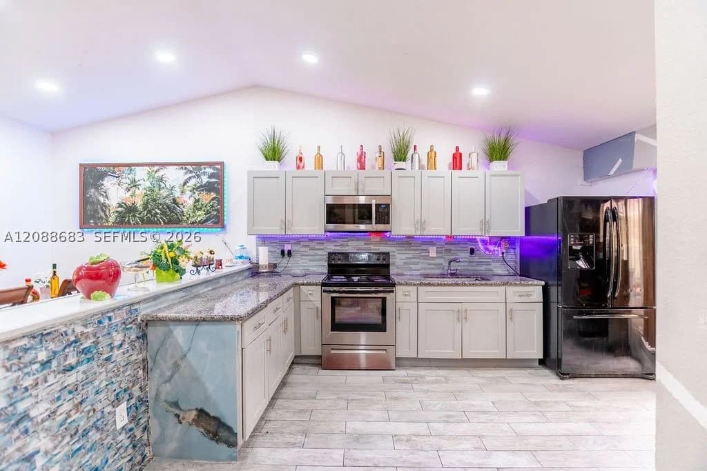 3-bedroom Townhouse — 1111 San Remo Cir, Homestead, FL 33035