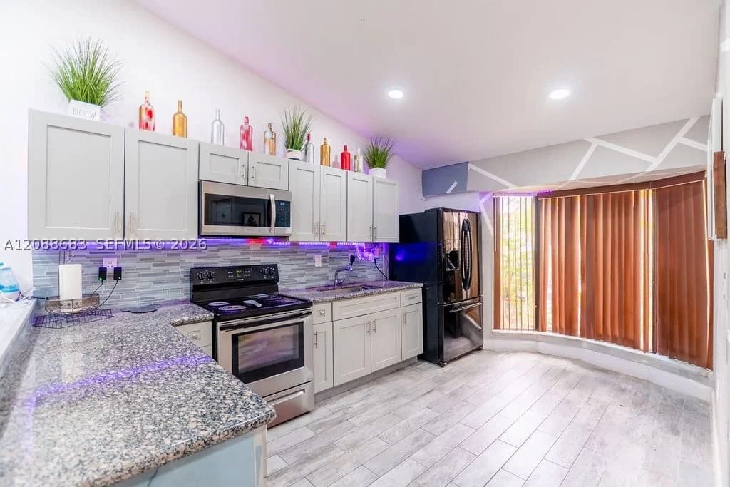 3-bedroom Townhouse — 1111 San Remo Cir, Homestead, FL 33035
