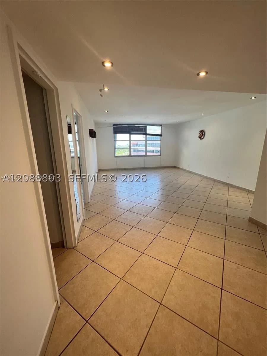 1+1 Condo — 5161 Collins Ave #1710, Miami Beach, FL 33140