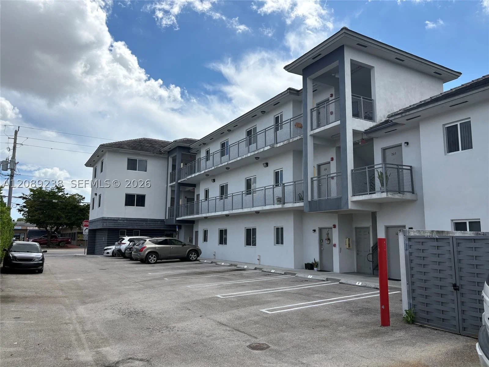 Mülk — 4260 Palm Ave, Hialeah, FL 33012